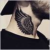 25 idee di tatuaggio sul collo con le ali che si distinguono dagli altri
