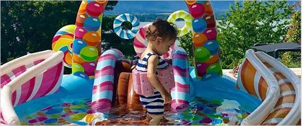 35 migliori giochi in piscina per bambini (modi divertenti e facili per giocare)