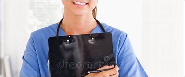 infermiera con in mano una grossa cacca